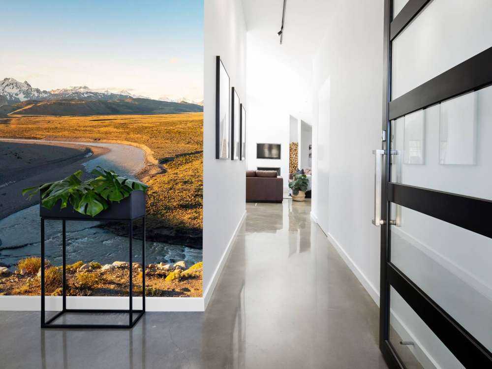 Paysage de montagne avec une rivière sinueuse dans la lumière du matin.