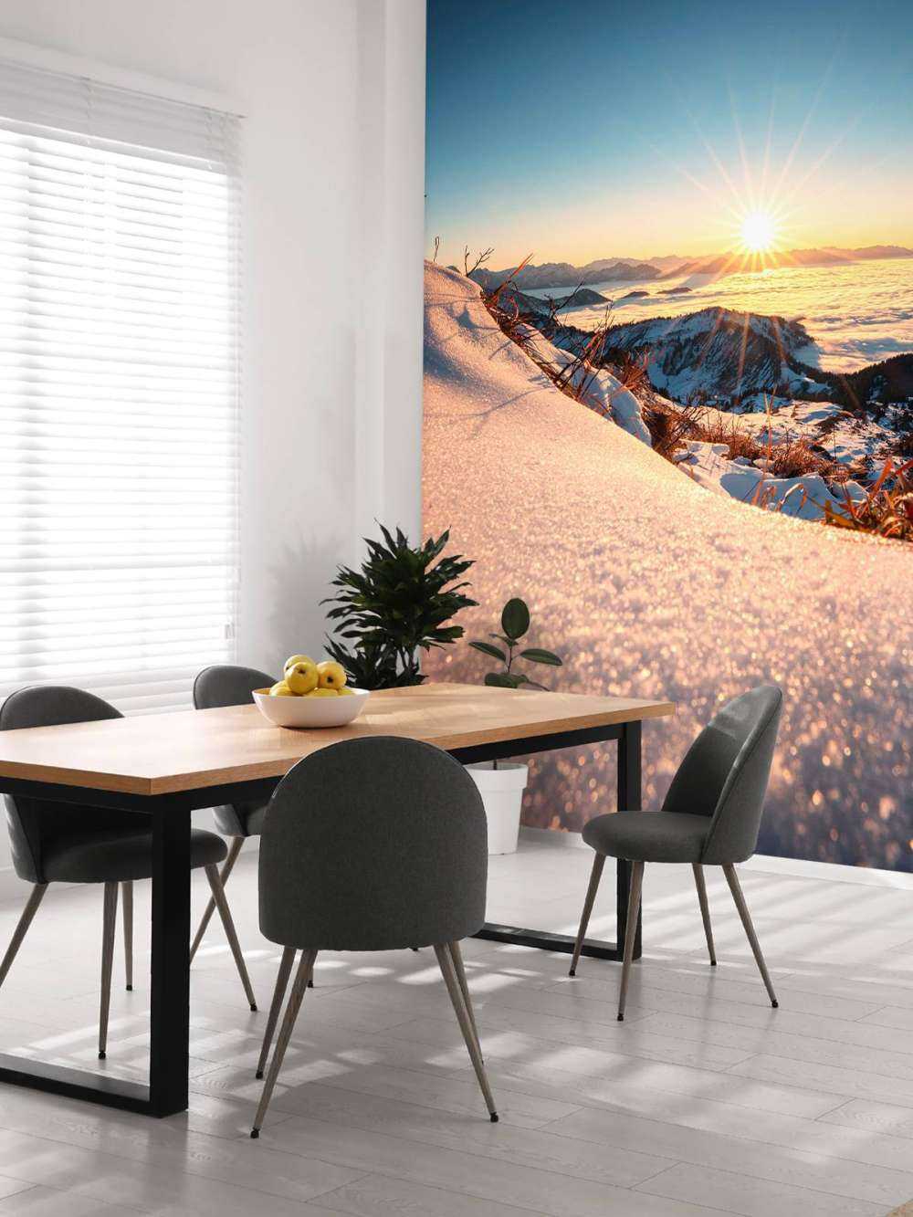 Lumière du soleil sur une pente alpine enneigée.