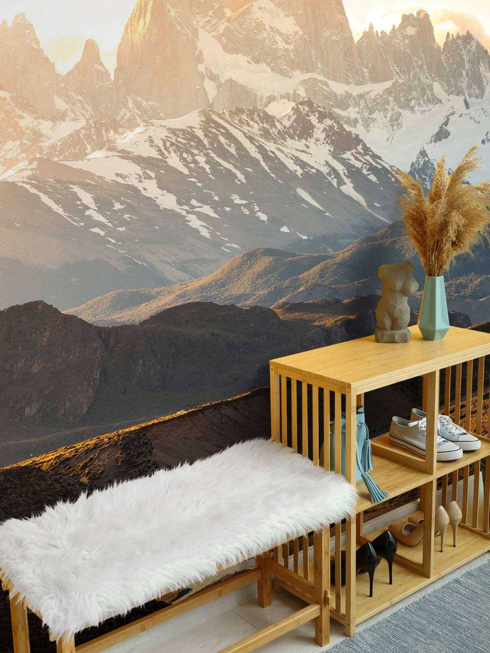 Lever de soleil doré dans la vallée de montagne