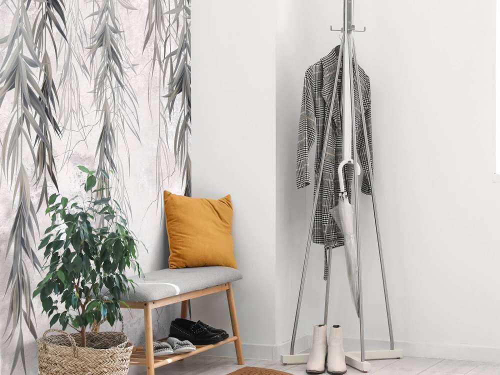 Branches suspendues sur un mur en béton