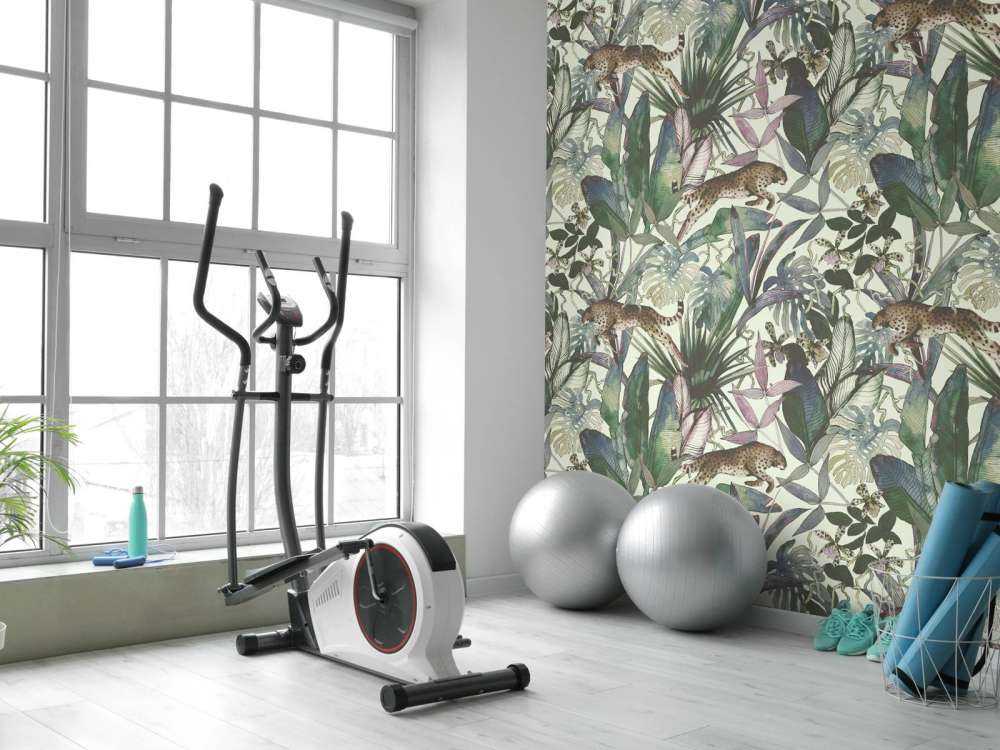 Guépard entre les feuilles tropicales