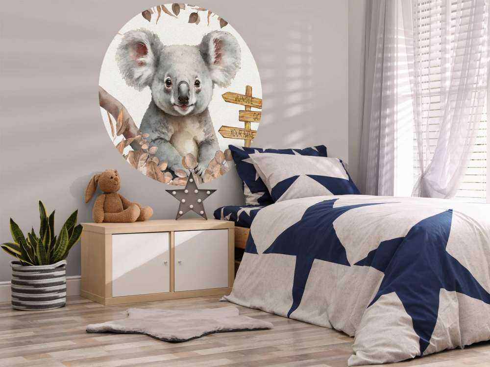 Bébé koala dans la jungle taupe