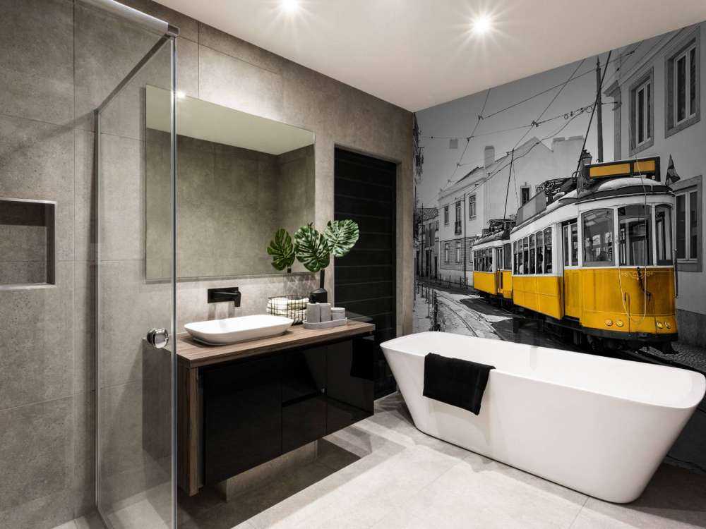 Tramway jaune dans une rue en noir et blanc