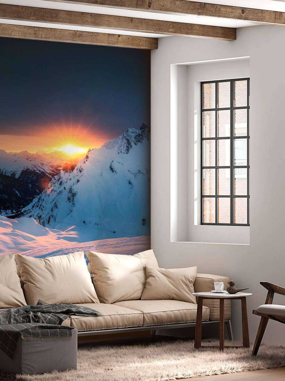 Coucher de soleil sur les sommets enneigés des Alpes.