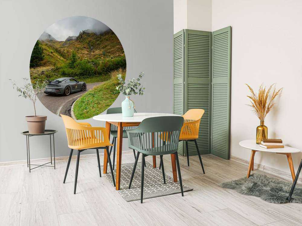 Voiture de sport dans le brouillard de montagne