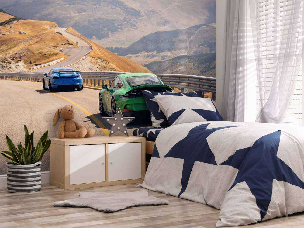 Route sinueuse à travers les montagnes