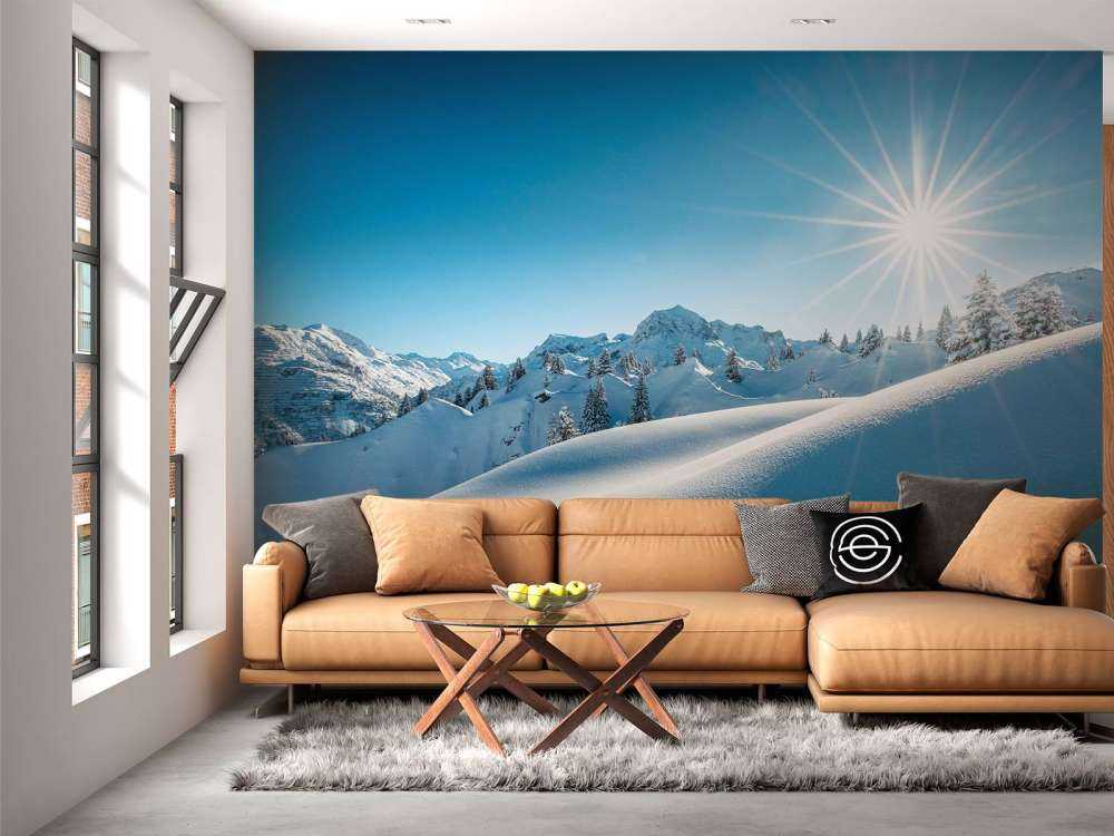 Lumière du soleil sur des collines enneigées scintillantes.