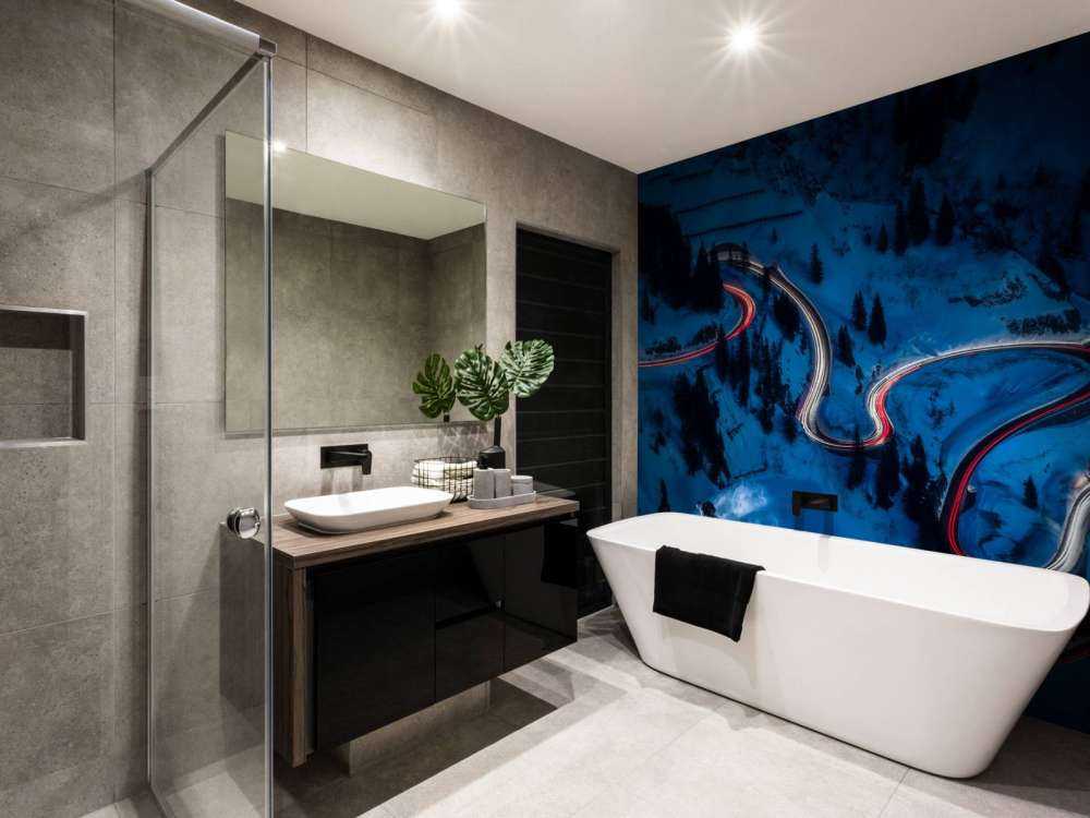 Descente nocturne dans les virages de montagne.