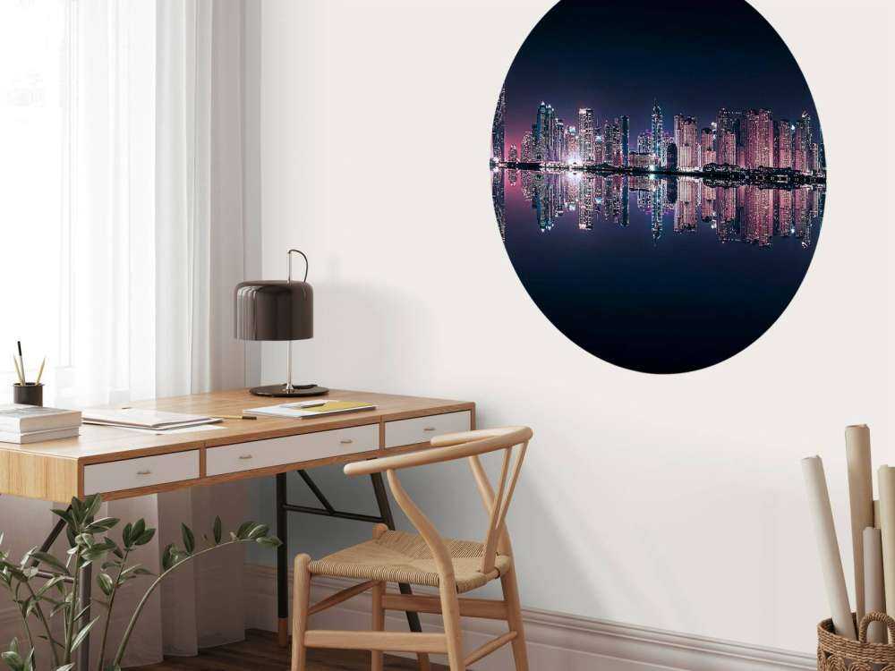 Lueur nocturne au-dessus des eaux calmes