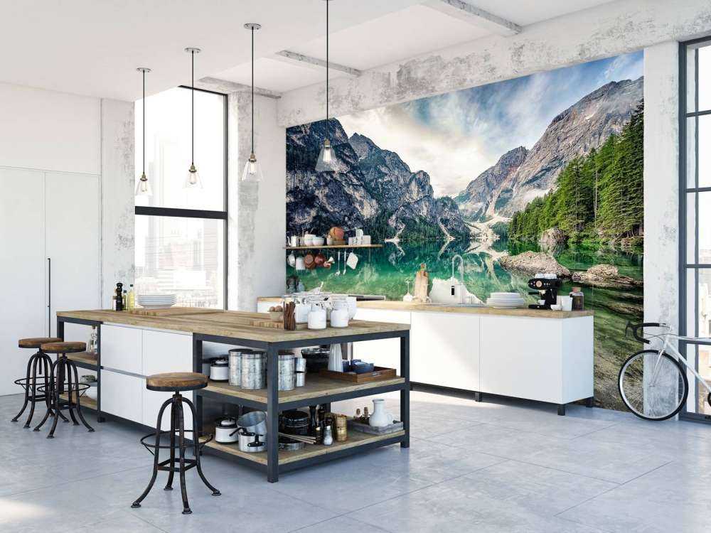 Lac de montagne émeraude avec des parois rocheuses