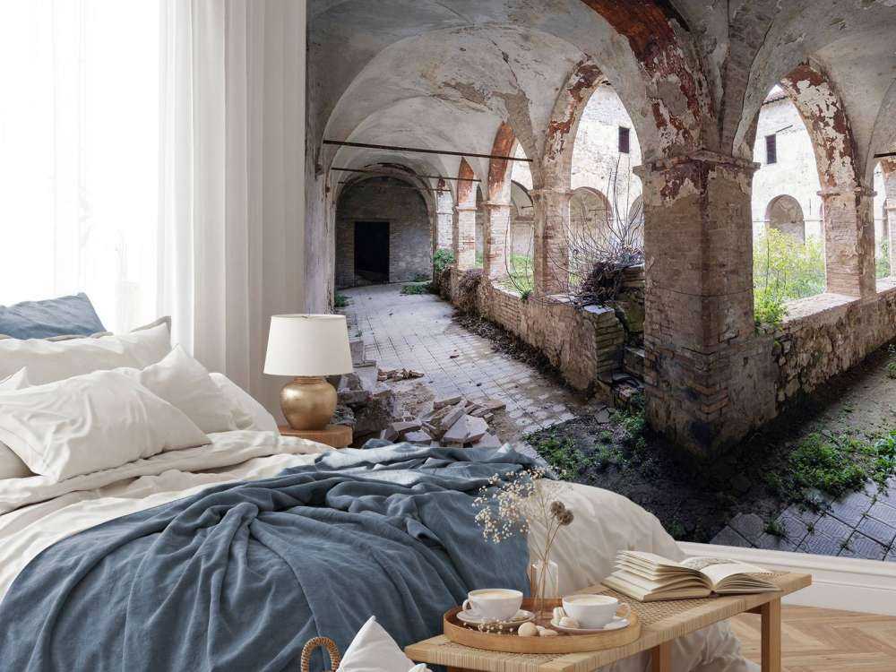 Couloir de monastère abandonné en décomposition