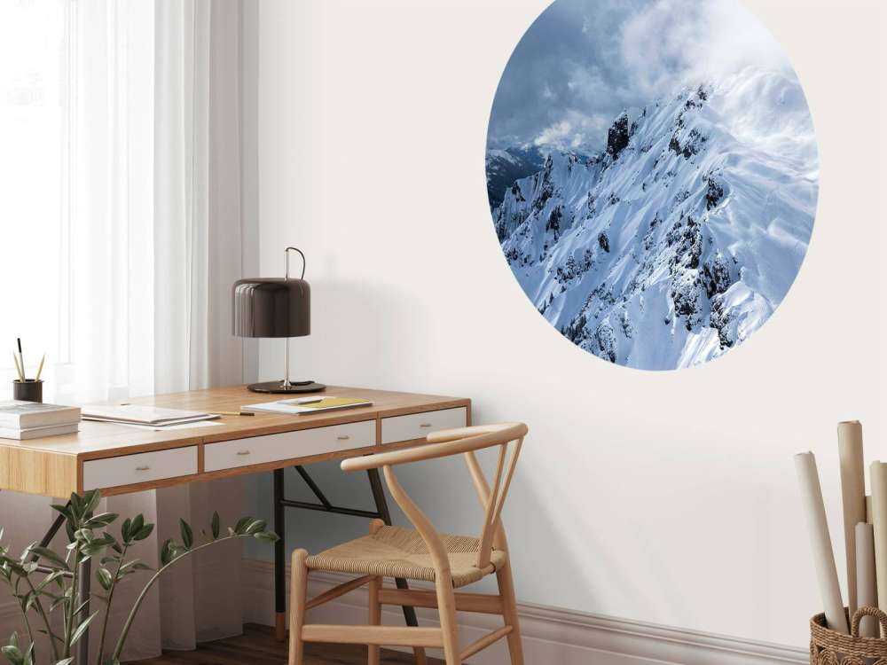 Traces profondes dans une pente enneigée silencieuse.