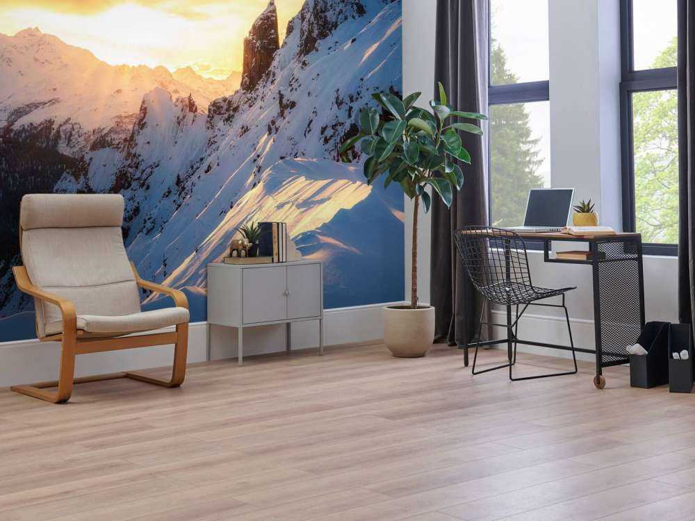 Soleil du soir derrière les sommets enneigés