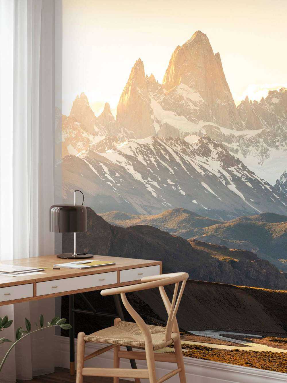 Lever de soleil doré dans la vallée de montagne