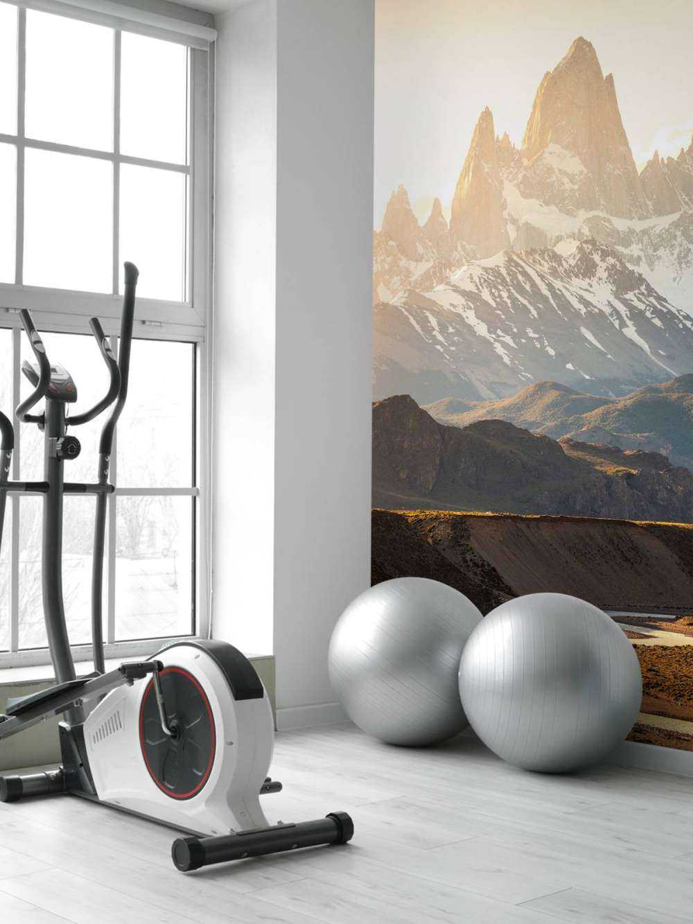 Lever de soleil doré dans la vallée de montagne