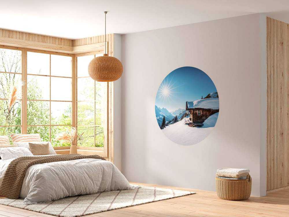 Soleil d'hiver au-dessus de la cabane en bois.