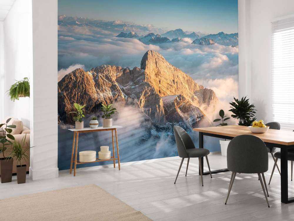 Sommet enneigé dans la lueur du matin