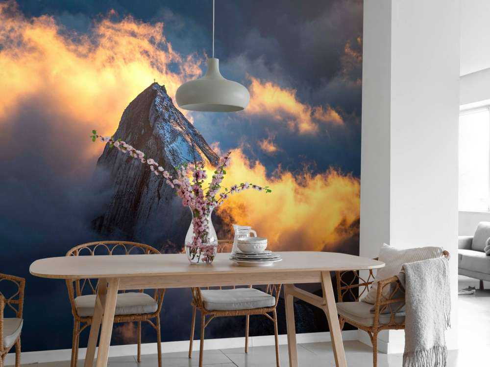 Sommet de montagne dans une mer de nuages ardents