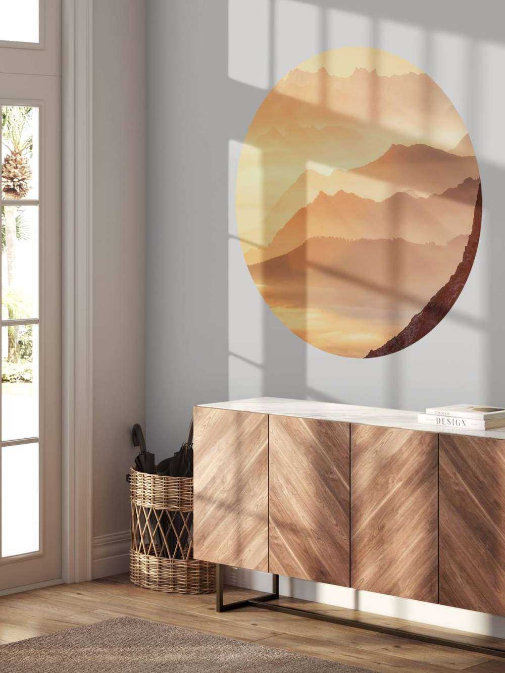 Silhouettes de montagnes en couches au lever du soleil