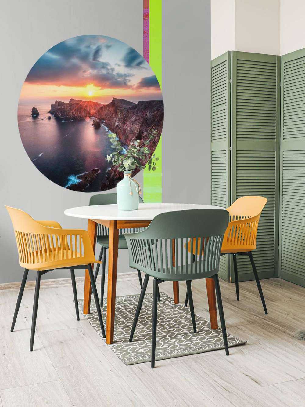 Coucher de soleil au-dessus de la côte rocheuse