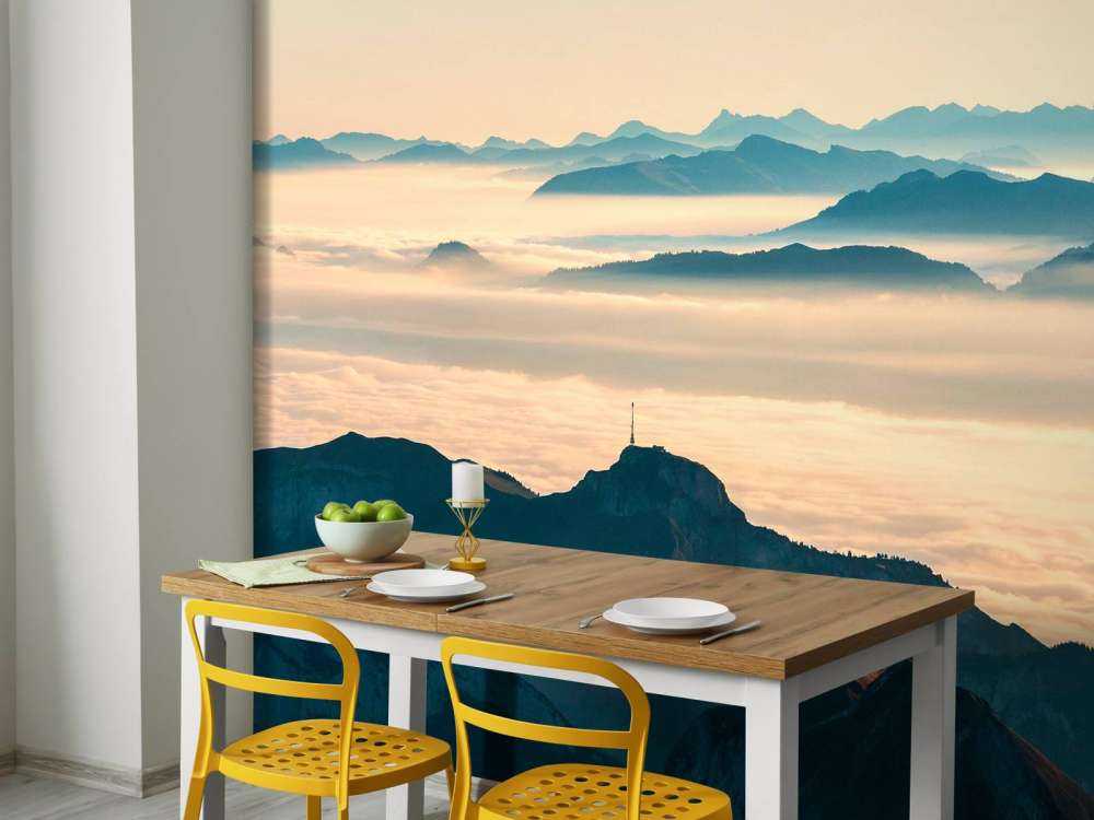 Couches de montagnes bleues dans la brume du matin