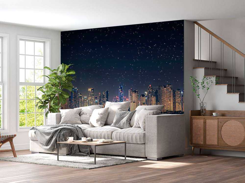 Lumière lunaire sur l'horizon urbain scintillant.