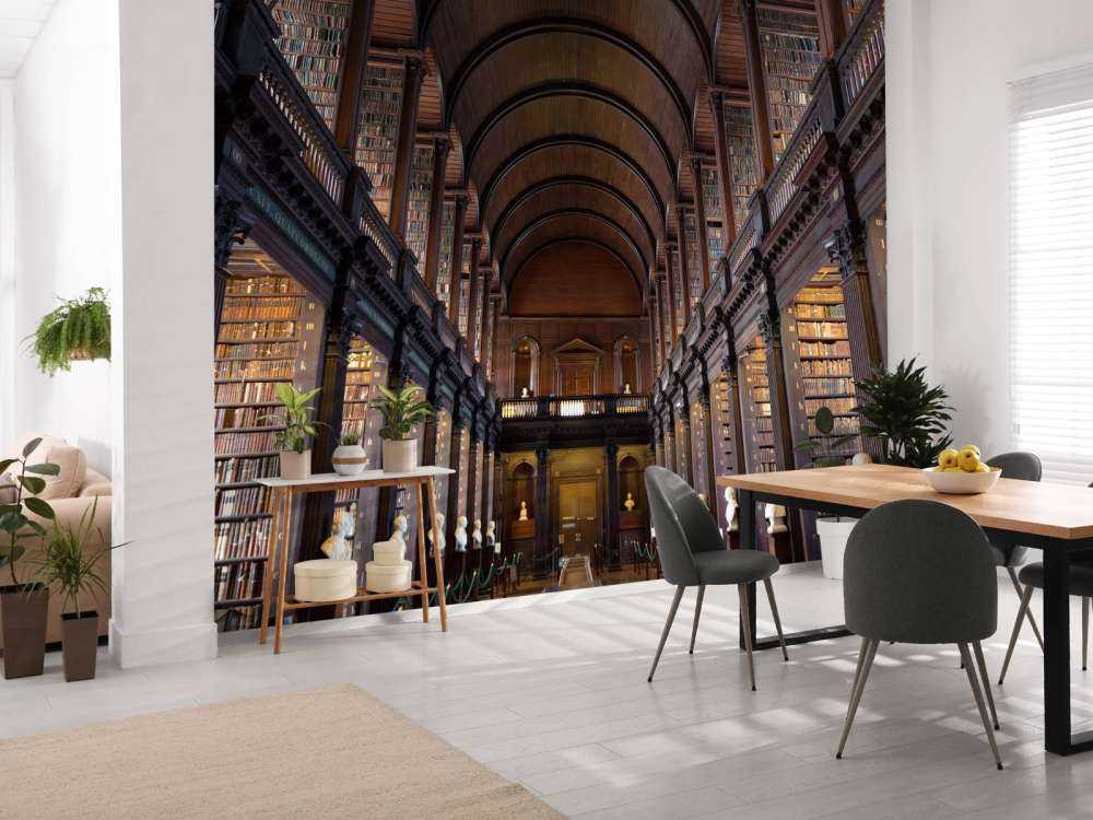 Salle de livres classiques avec des arcs