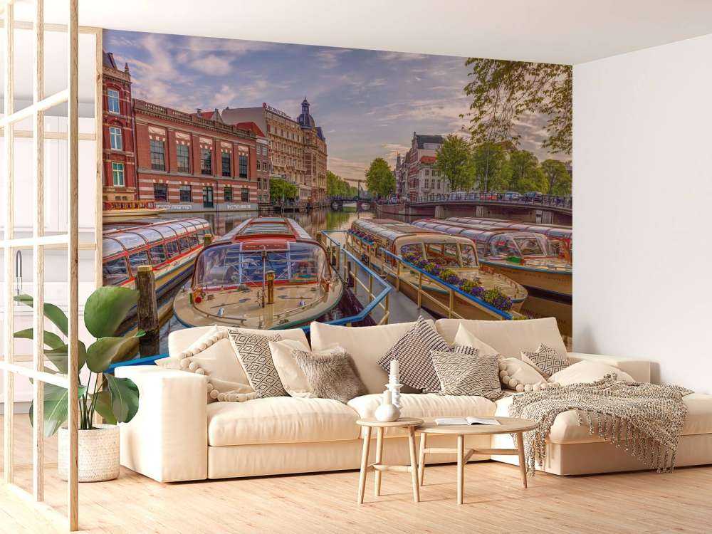 Bateaux de croisière le long du canal de la ville