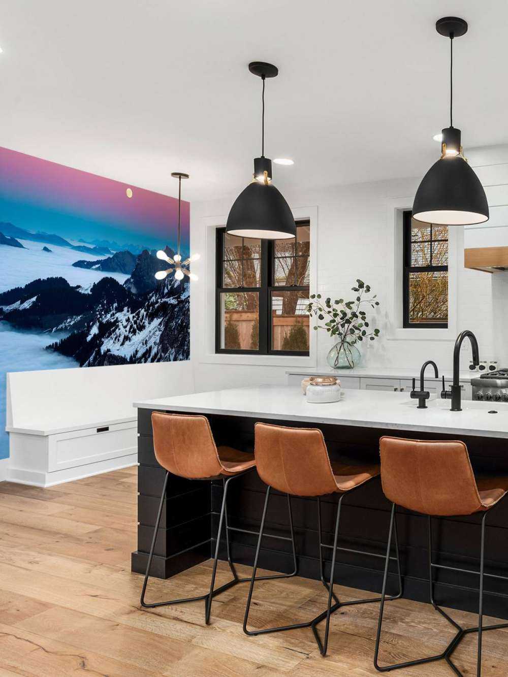 Lumière de lune sur les montagnes enneigées