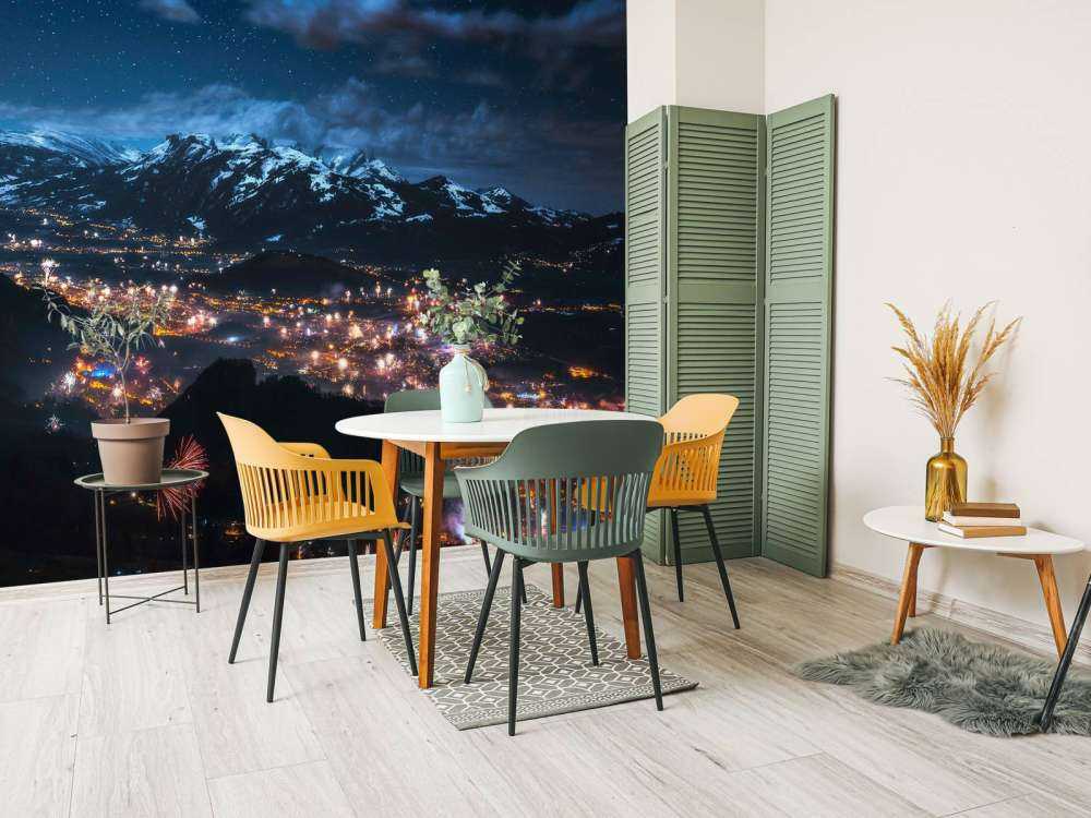 Lumière de feux d'artifice au-dessus du village alpin