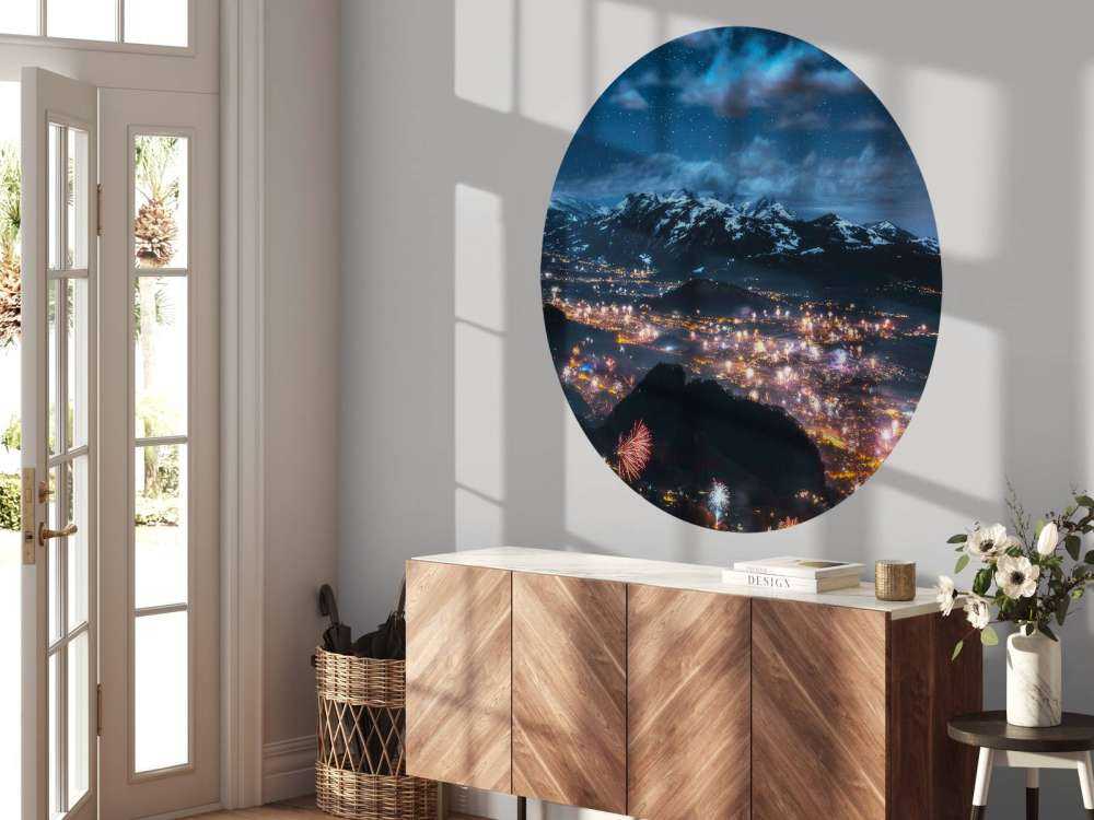 Lumière de feux d'artifice au-dessus du village alpin