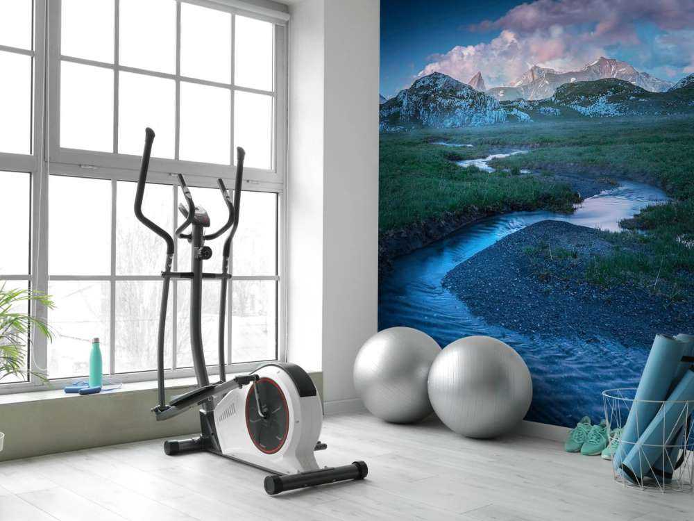 Lumière du soir sur la vallée de montagne avec ruisseau