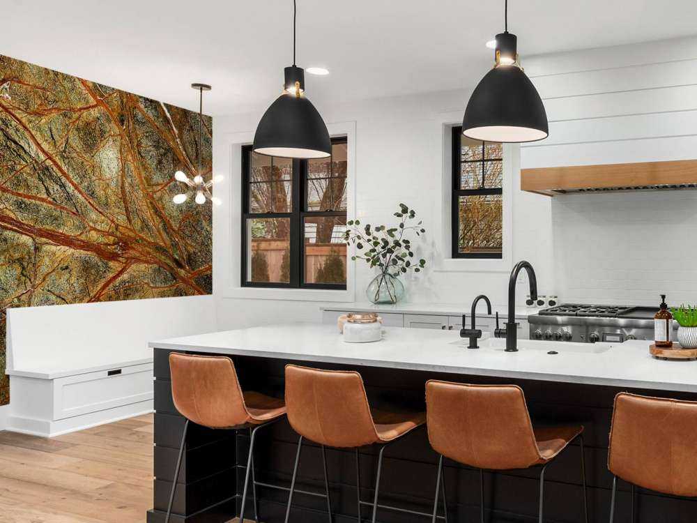 Marbre vert avec des veines colorées