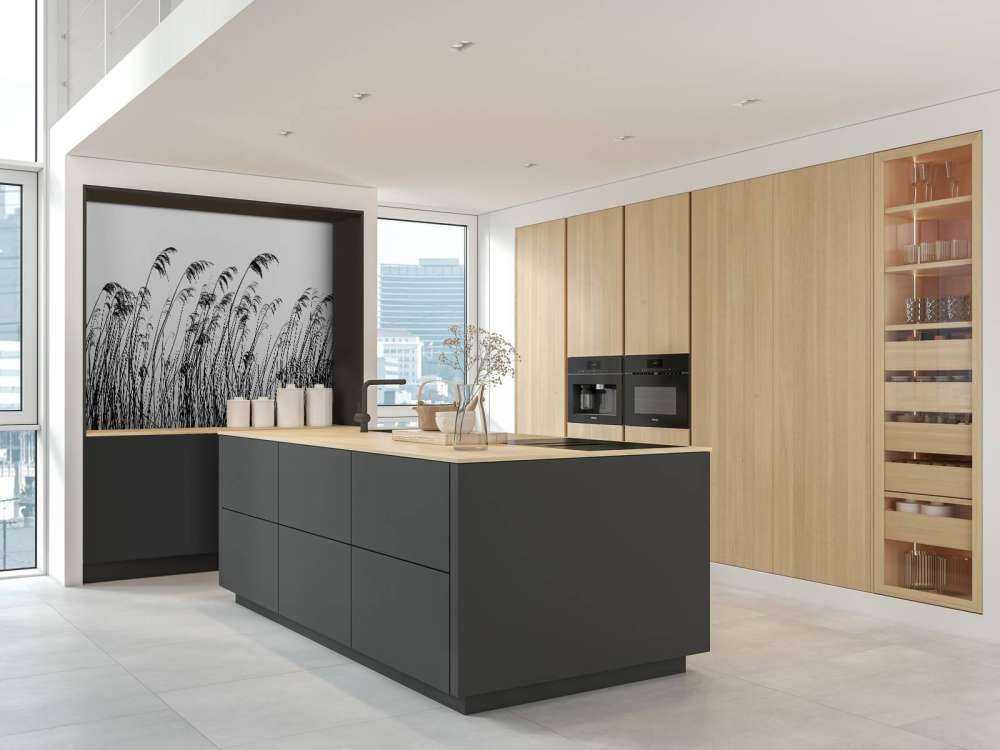 Roseau au bord de l'eau en noir et blanc