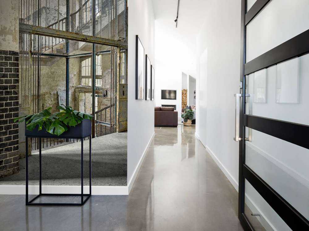 Ancienne cage d'ascenseur avec escaliers