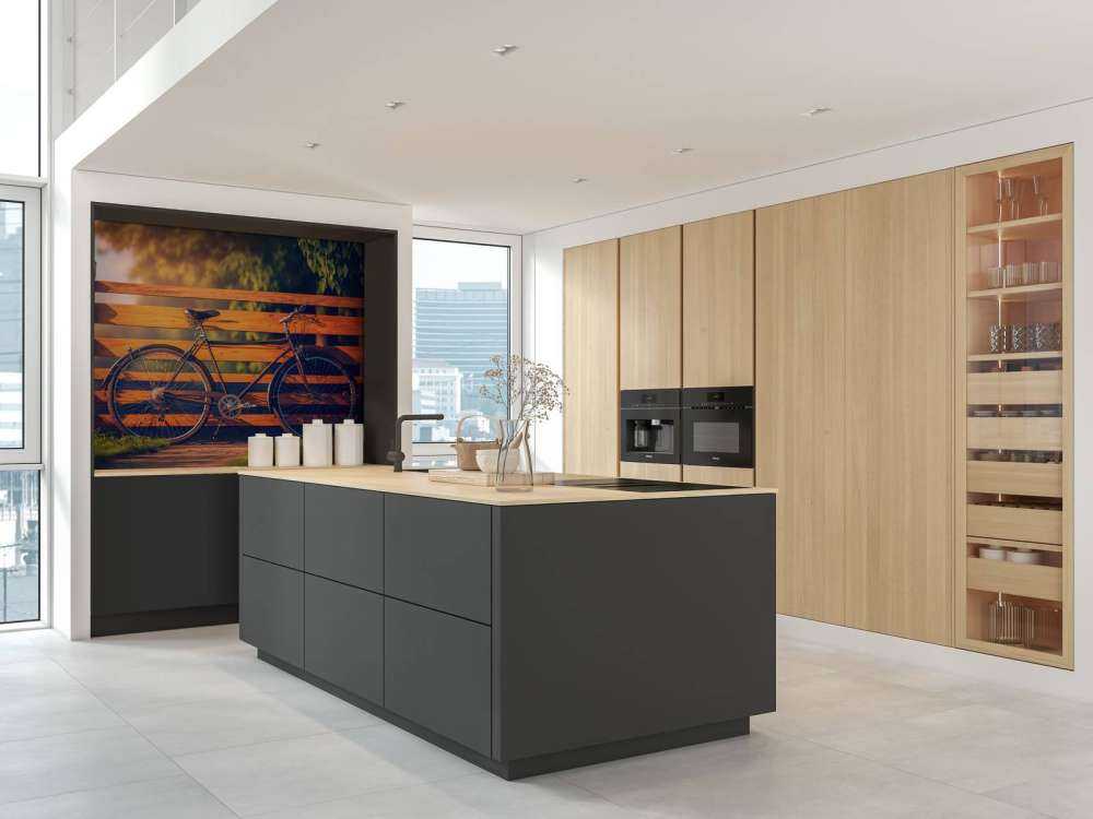 Vélo près d'une clôture en bois