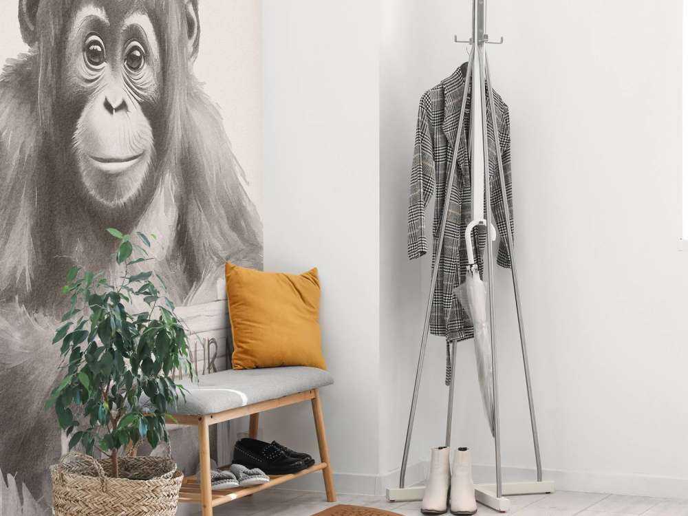 Bébé orang-outan dans la jungle beige