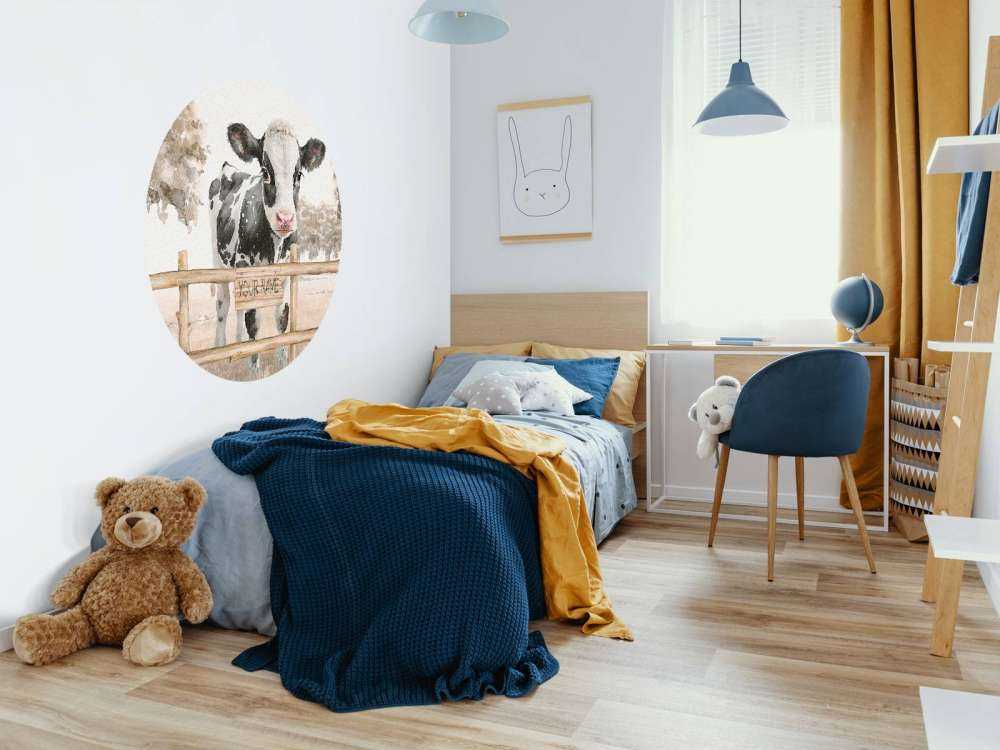 Jeune vache dans un pré taupe