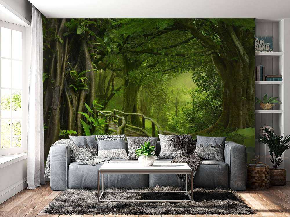 Pont en bois à travers une jungle verte