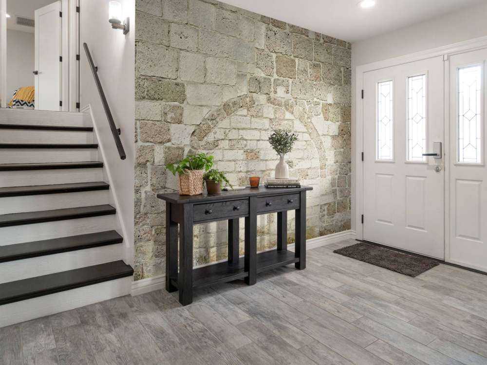 Vieux mur de pierre avec arc