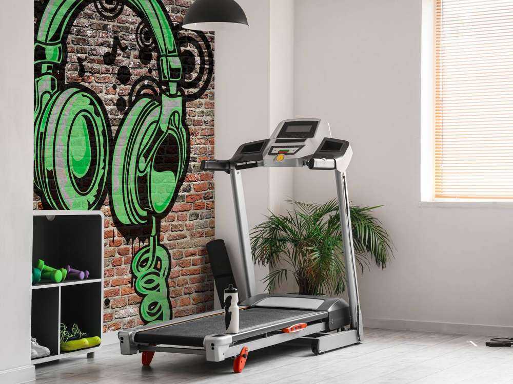 Graffitis sur un vieux mur de briques