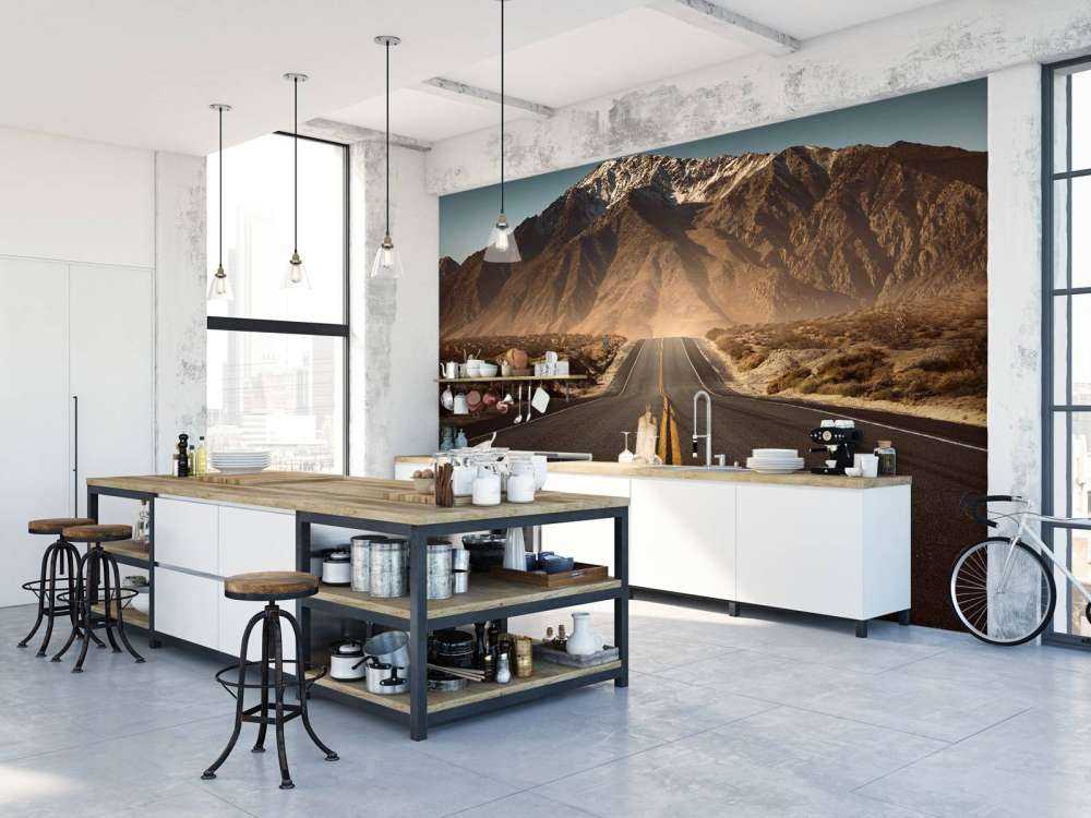 Chemin à travers les montagnes