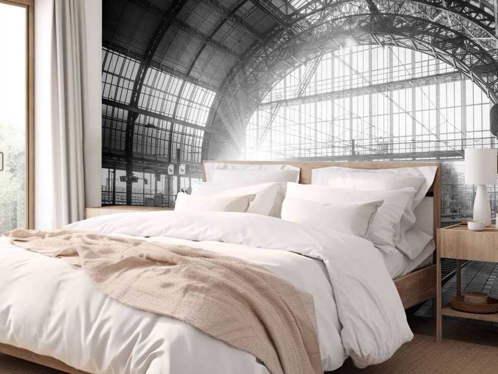 Lever de soleil sur une station en noir et blanc