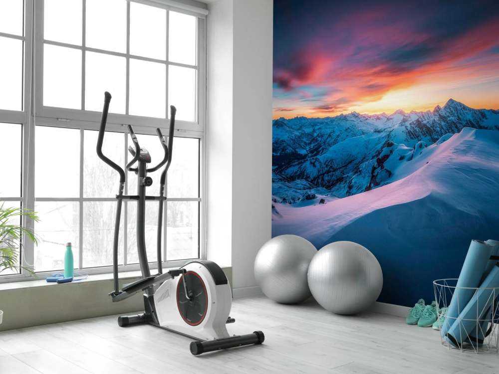 Sommet enneigé à l'aube ardente