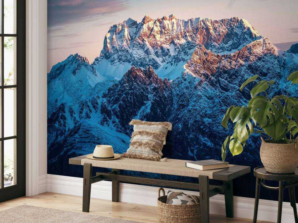 Lueur du soir sur les sommets enneigés