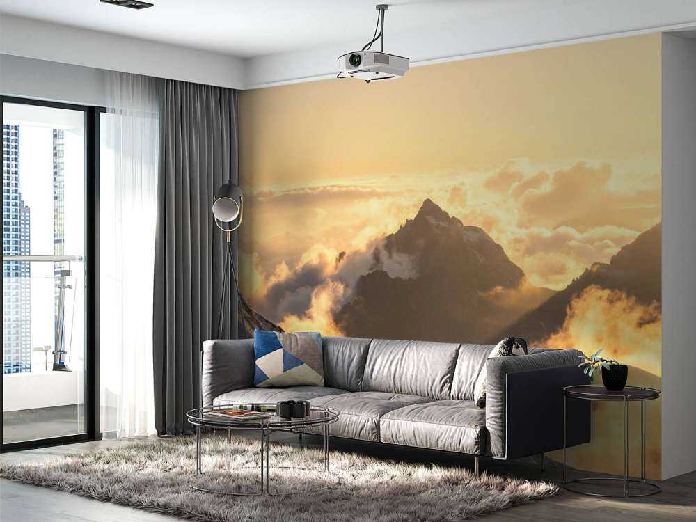 Lever de soleil au-dessus des nuages de montagne