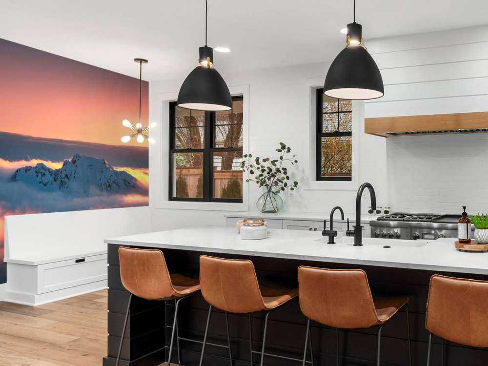 Sommet enneigé dans une mer de nuages