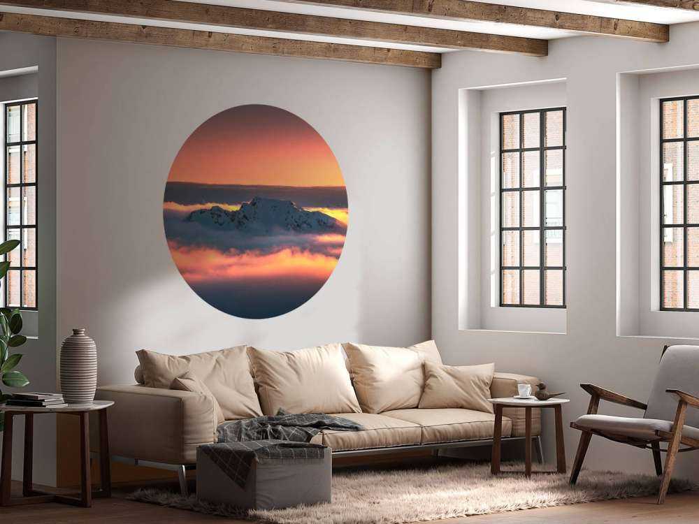 Sommet enneigé dans une mer de nuages