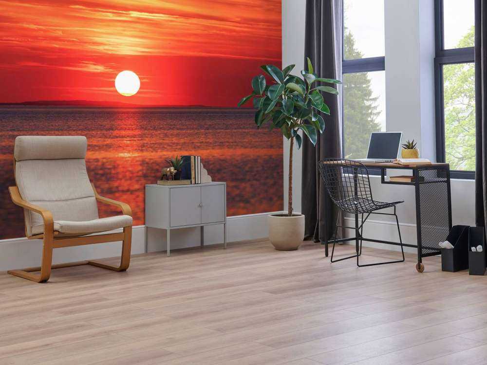 Coucher de soleil rouge feu sur une mer calme