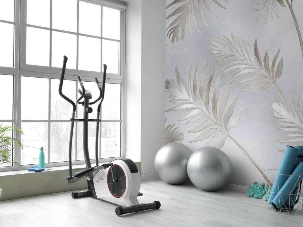 Feuilles dorées sur platine sombre